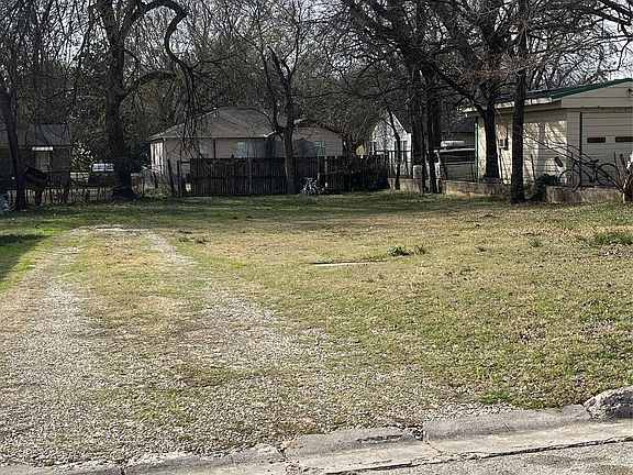 3rd image of 605 S Rusk St