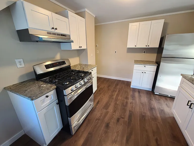 9 Stanley Ave — Photo 2