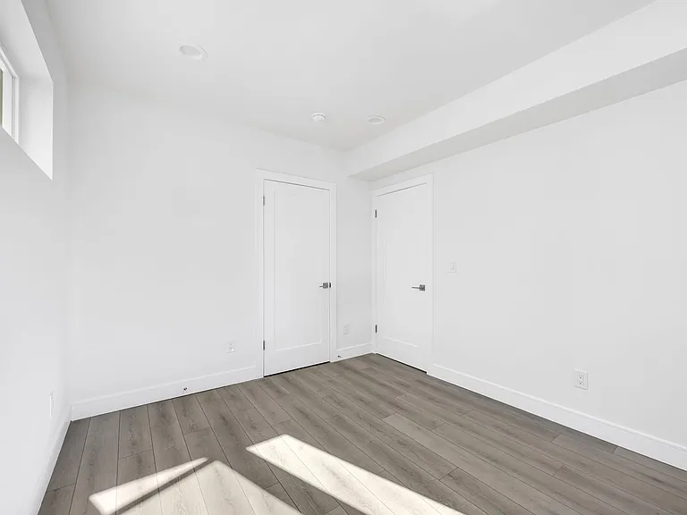 1150 W 38th St — Photo 105