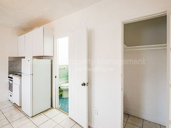 5th image of 403 N 19th Ave #B