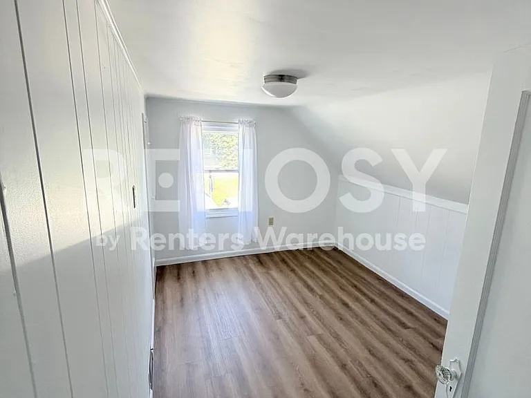 320 Linden Ave W — Photo 10