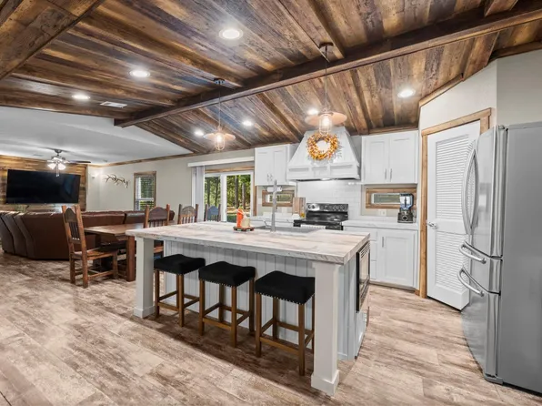 577 Winding River Rd S, Oakhurst, TX 77359