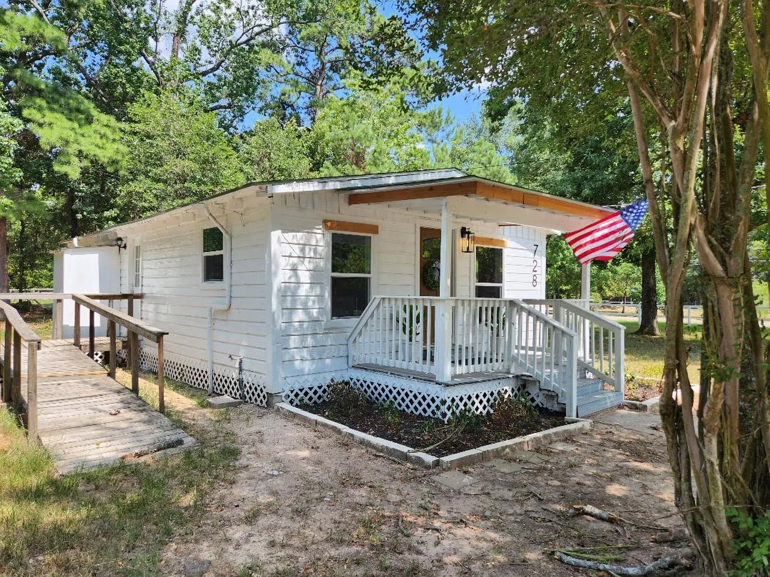 3 bed, 1.0 bath, 792 sqft, $1,550 — Photo 2