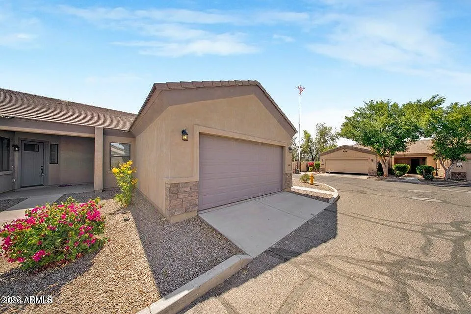 3 bed, 2.0 bath, 1350 sqft, $1,900 — Photo 1