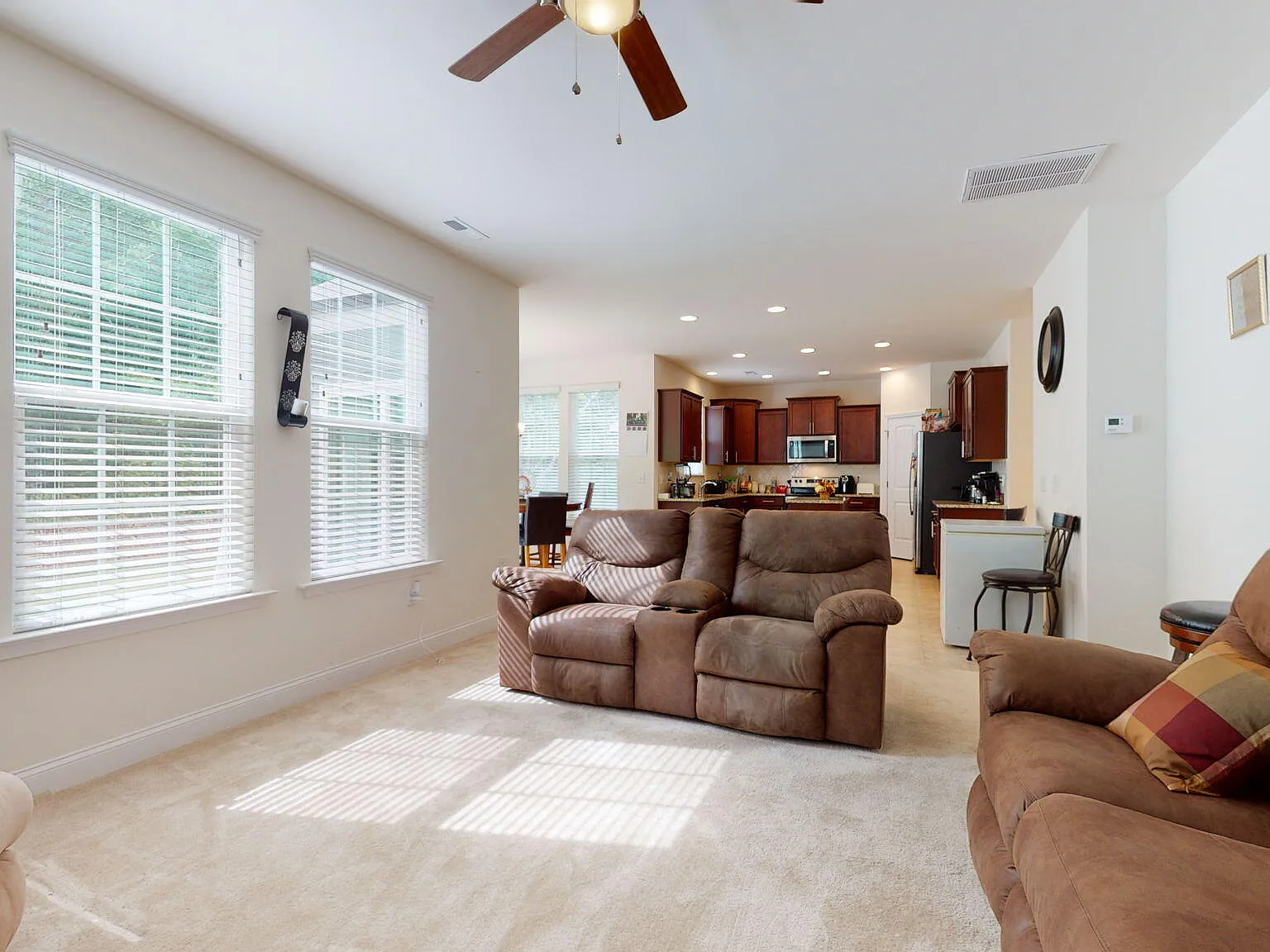 4 bed, 3.0 bath, 2400 sqft, $2,200 — Photo 4