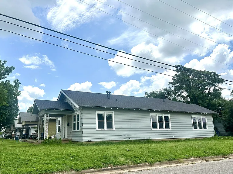 545 W Wood St — Photo 2
