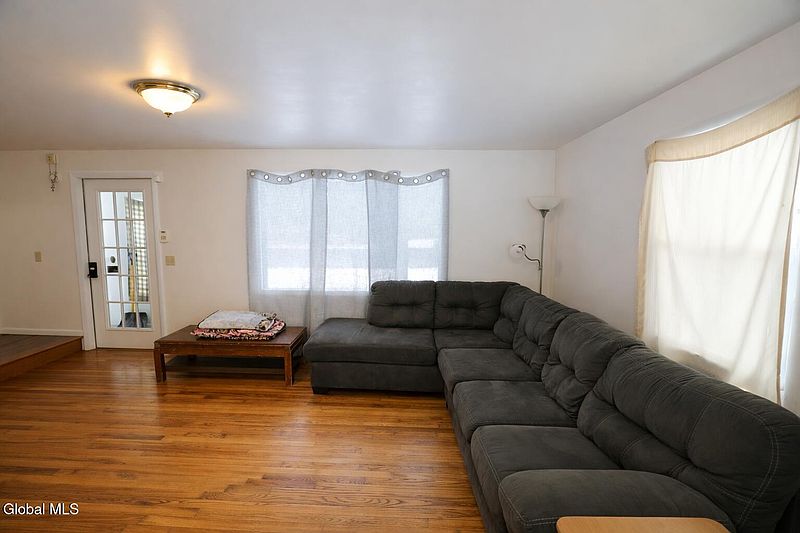 5th image of 1740 Huntersland Road