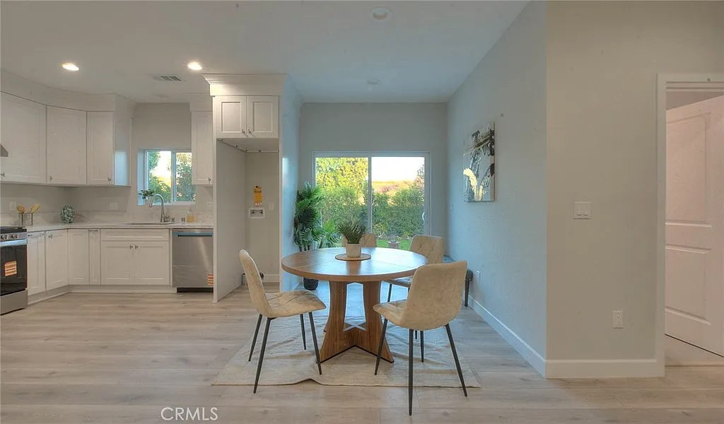 3 bed, 2.0 bath, 1020 sqft, $3,200 — Photo 3