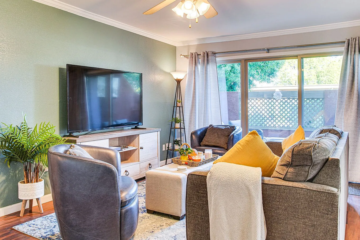 1 bed, 1.0 bath, 721 sqft, $2,378 — Photo 1