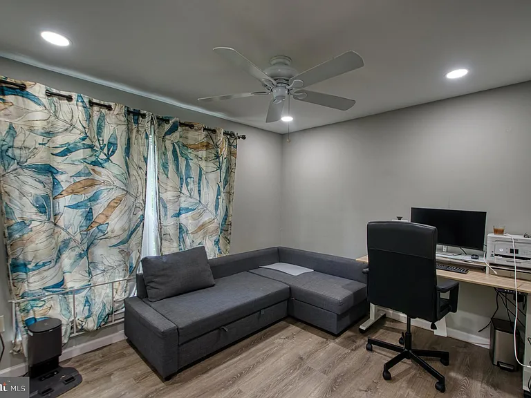 139 Mallard Dr W — Photo 31