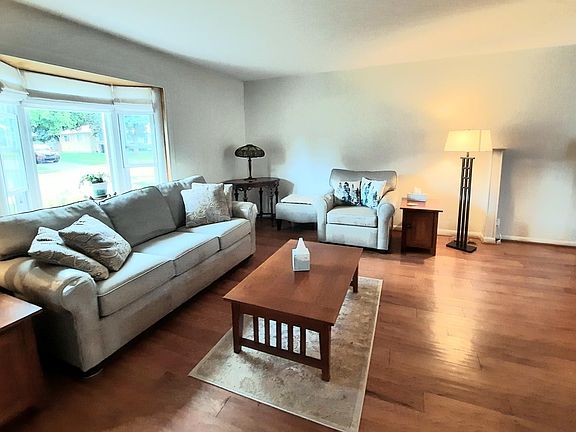 3rd image of 1512 Oakdale Dr