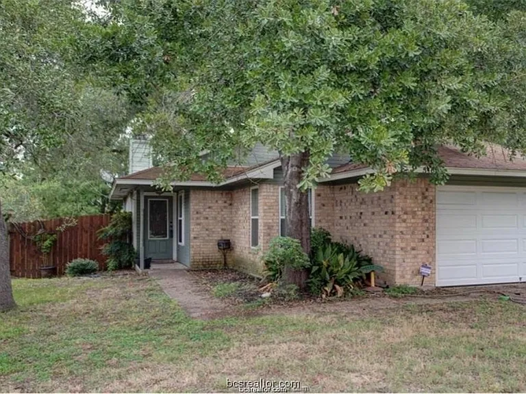 3405 Dallis Dr — Photo 1