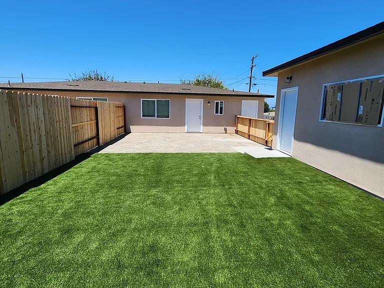 1531 Burton Street — Photo 14