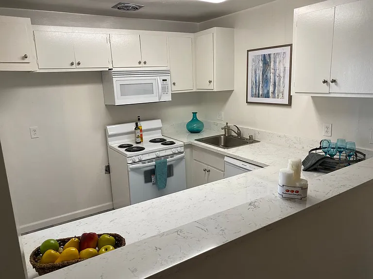 Lindley Apartments — Photo 15