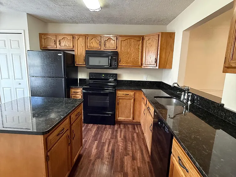 105 W Park Dr — Photo 2