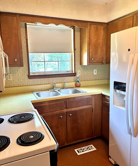 2566 Railroad St — Photo 9