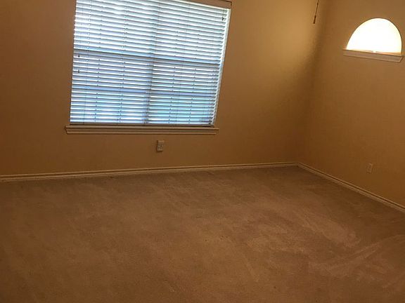 5th image of 402 Chimney Hill Dr