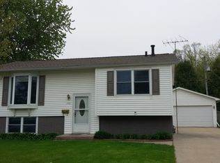 1711 Carriage Hill Dr, Waterloo, IA 50701