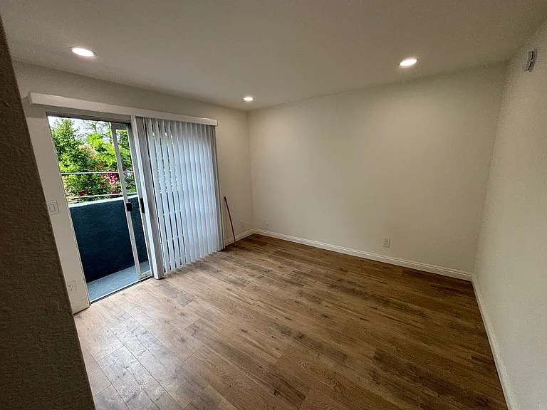 12151 Moorpark St #204 — Photo 9