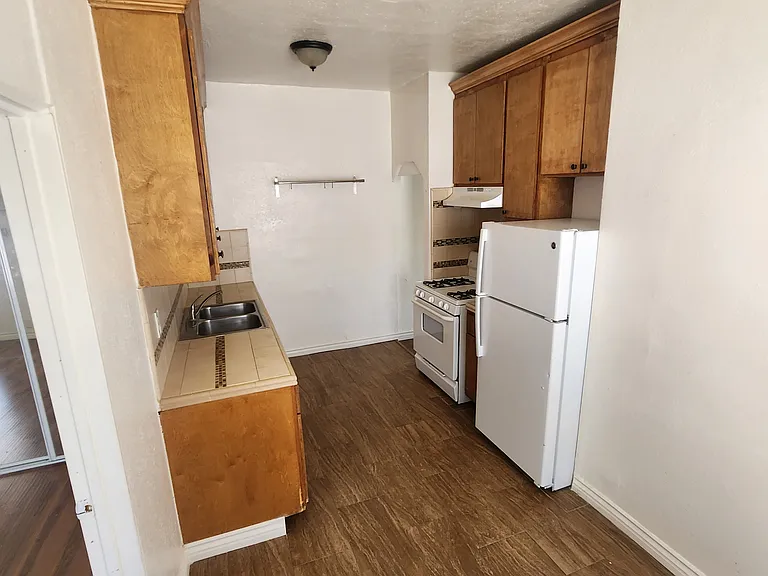 1152 N Kingsley Dr #202 — Photo 8