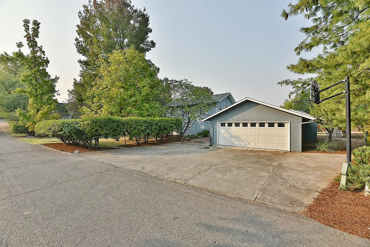886 Sunrise Ave photo 1