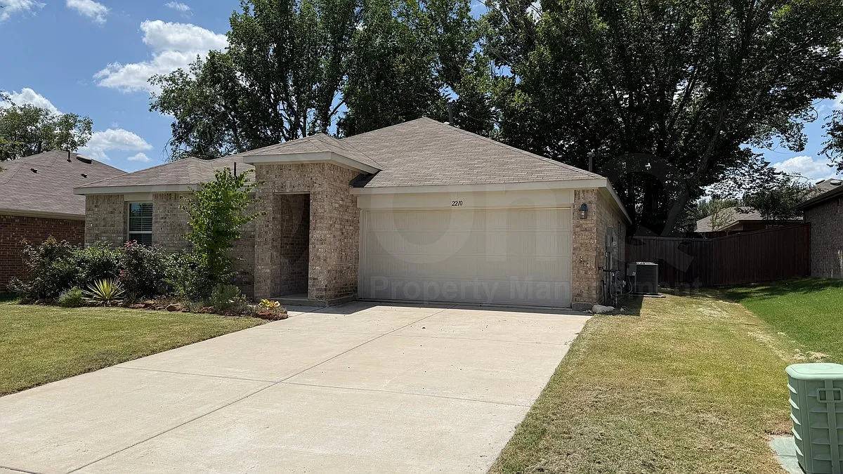 3 bed, 2.0 bath, 1302 sqft, $1,799 — Photo 2
