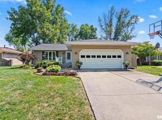 832 Hackberry Rd, Chatham, IL 62629