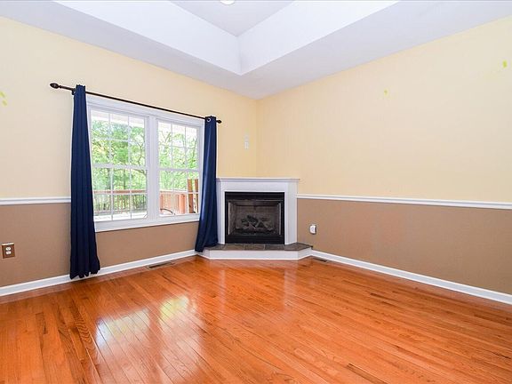 3rd image of 210 Foxridge Dr