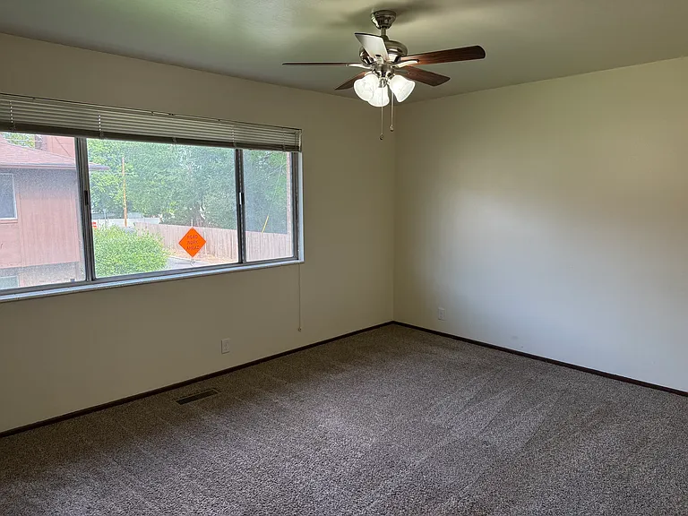 516 E Leona Ln — Photo 7