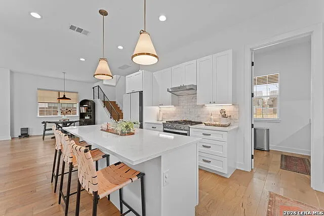 3 bed, 2.5 bath, 2049 sqft, $2,900 — Photo 1