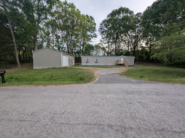1220 Woodridge Dr, Clover, SC 29710