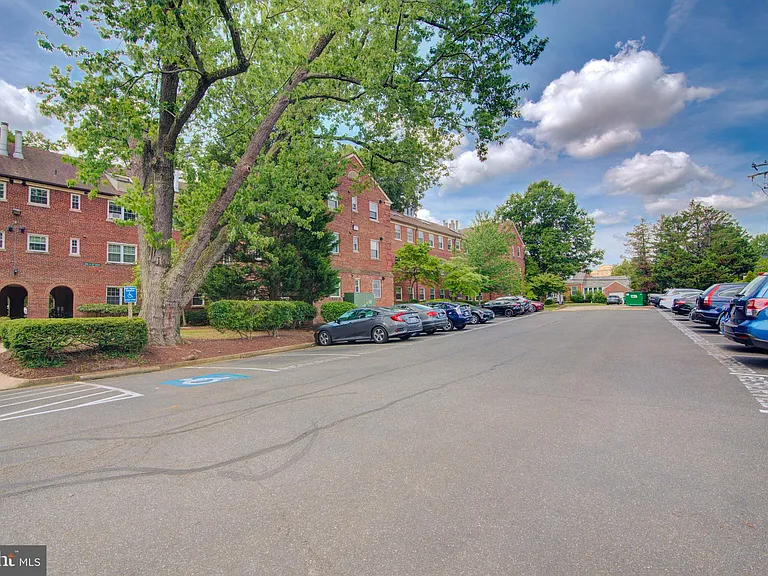 2100 N Scott St #103 — Photo 23