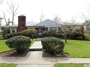 31 Somerset Dr S, Great Neck, NY 11020