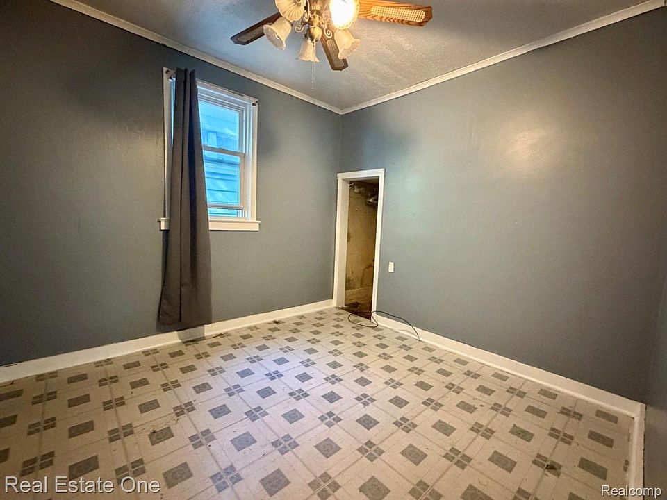 56 E Henry St, photo 12