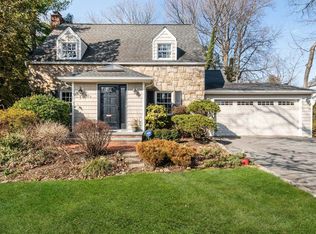 105 Magnolia Ln, Roslyn Heights, NY 11577