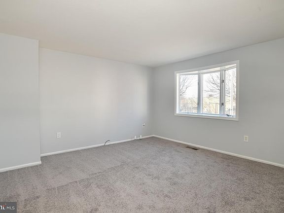 3rd image of 626 Windsor St