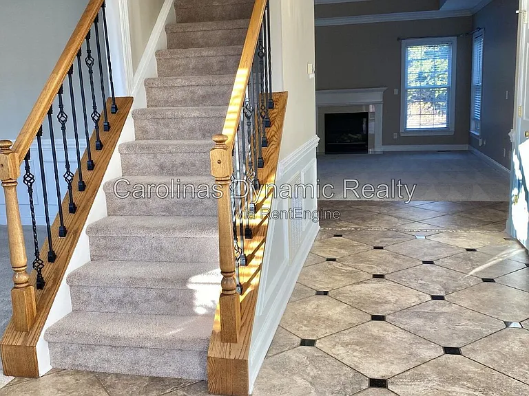 605 Queenswater Ln — Photo 2
