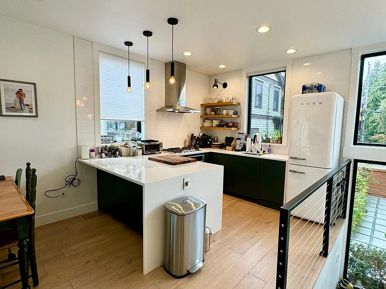 4406 Thackeray Pl NE — Photo 4