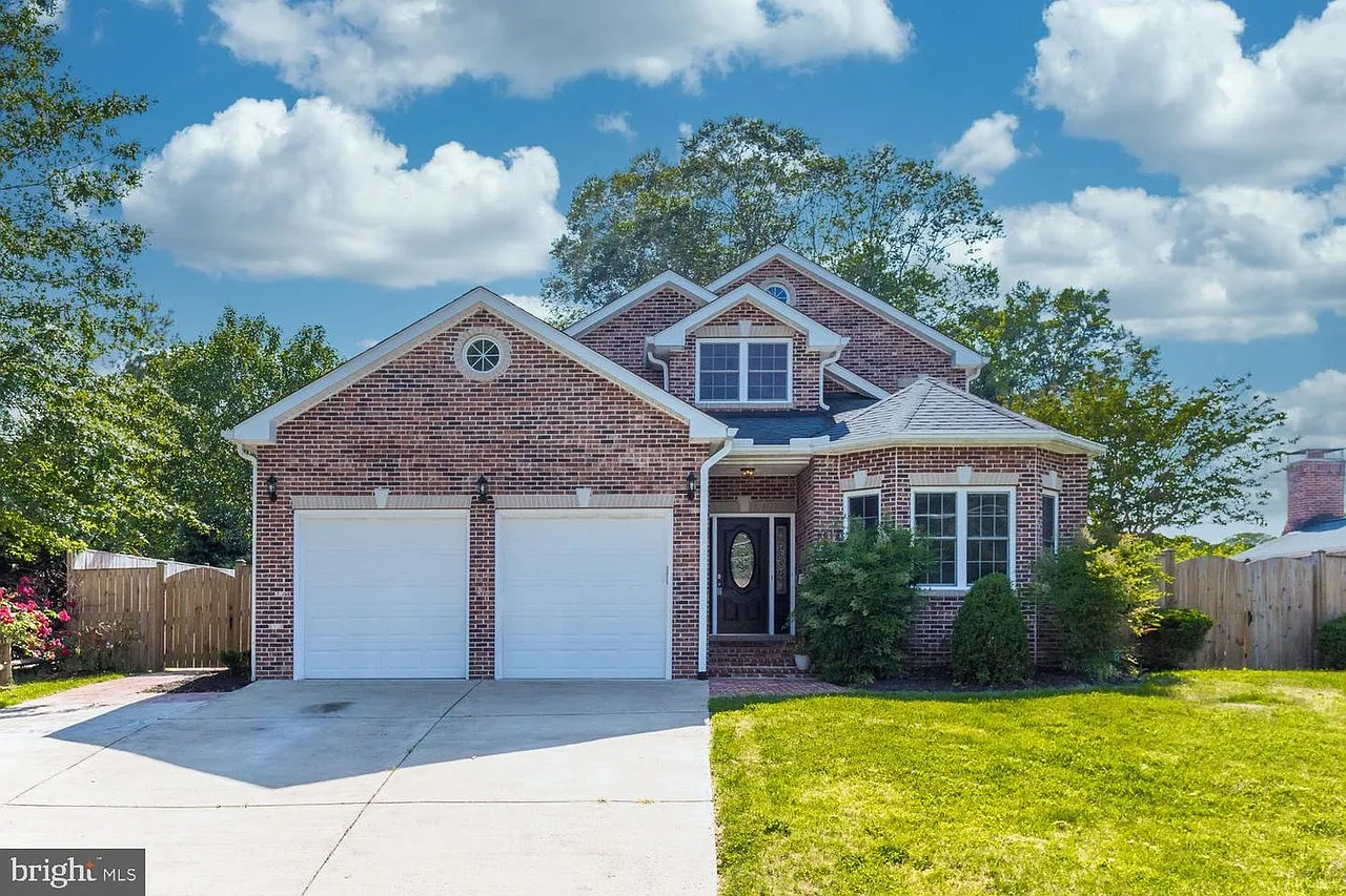 6 bed, 4919 sqft, $5,300 — Photo 1
