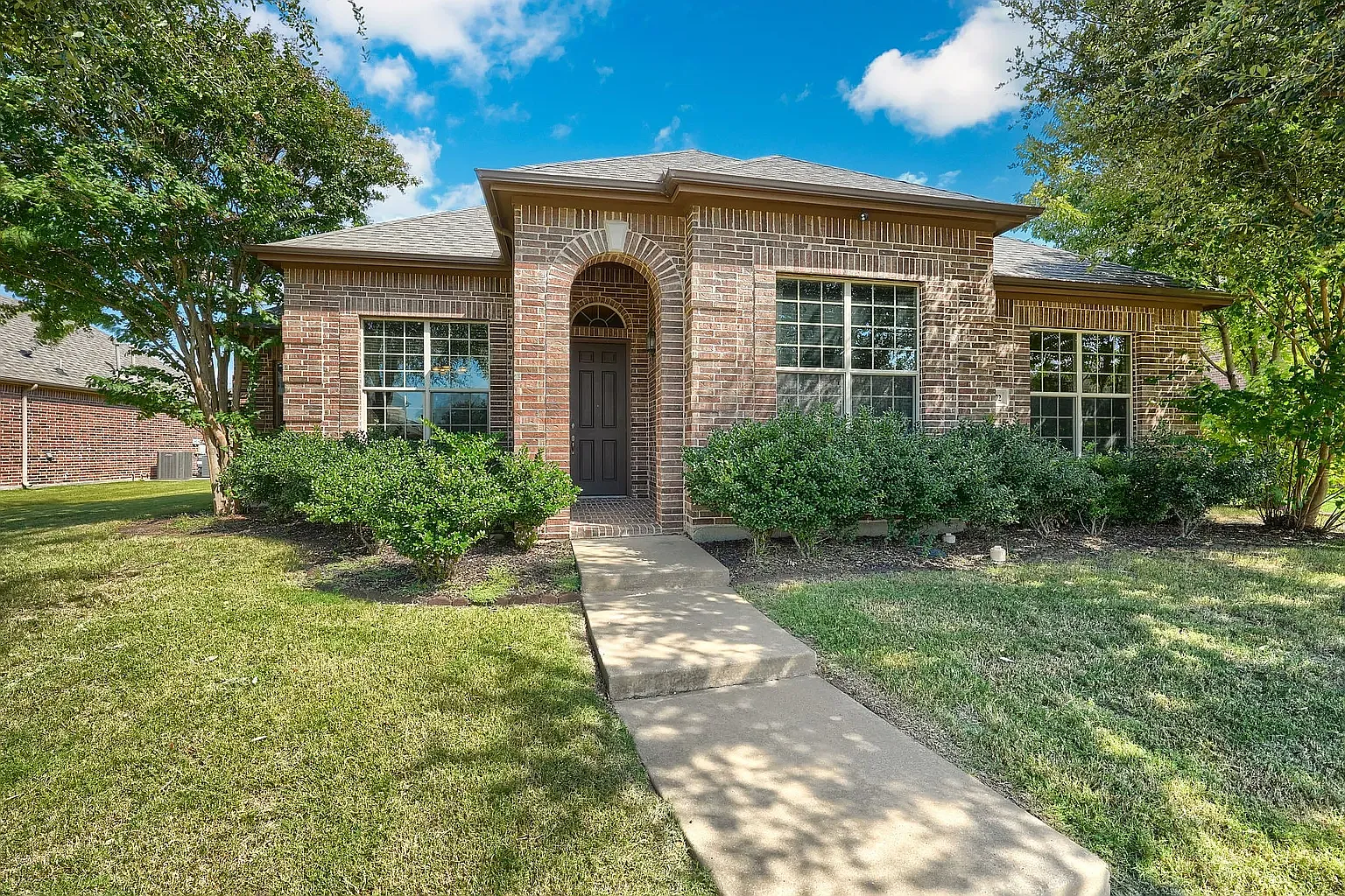 4 bed, 2105 sqft, $2,799 — Photo 2