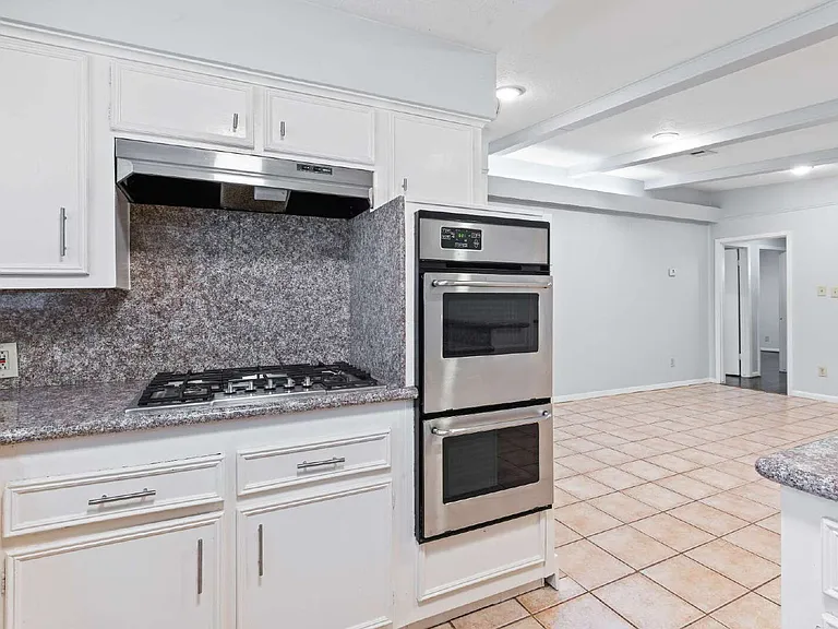 118 E Thornton Rd — Photo 2