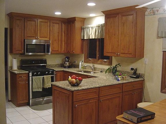 Newly renovated kitchen (2007) with dinette area