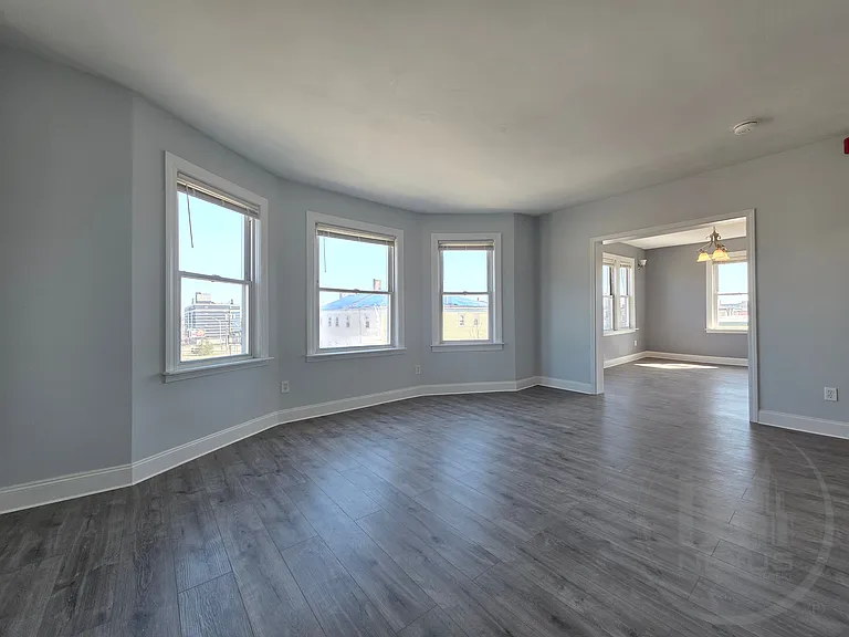  228 Atwells Ave 3rdflr 3b/1b Renovated! Greatlocale! Spacious! Prkg! — Photo 7