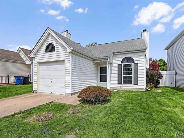 838 Liberty Village Dr, Florissant, MO 63031