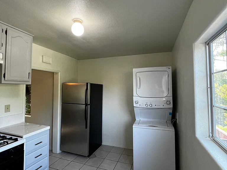 557 E Pasadena St #4 — Photo 7