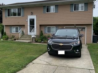 10 Skidmore Pl, West Islip, NY 11795