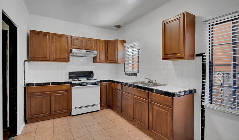 2270 N Beachwood Dr #2 — Photo 11