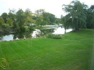 6645 Meadowlake Rd, Bloomfield Hills, MI 48301