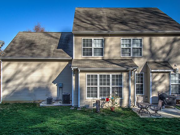 5th image of 305 Jamestown Oaks Dr