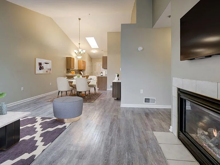 Saratoga Crossing Apartments & Townhomes — Photo 7